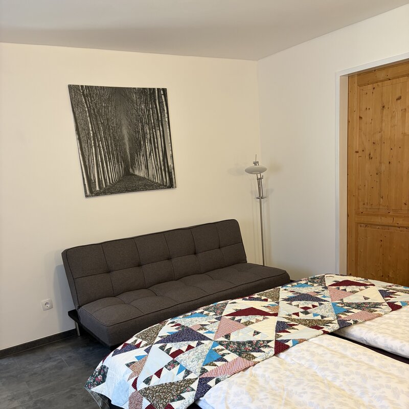 Schlafzimmer-Dost-mit 2x2m-Boxspringbett-und-Schlafcouch-Langerhof-Hannersdorf