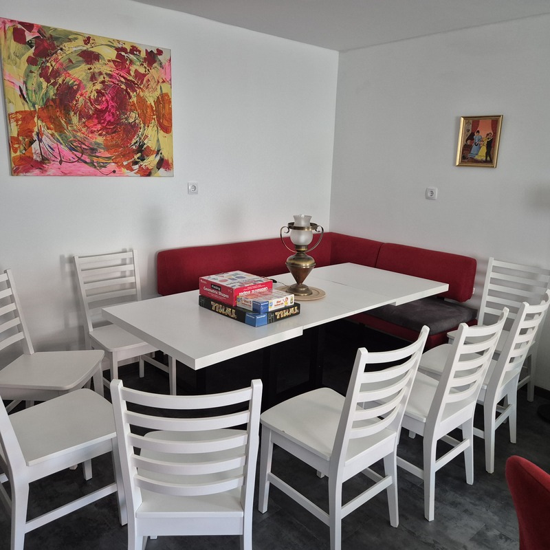 Wohnküche mit ausgezogenem Tisch und Zusatzsesseln in der Wohnung Dost im Langerhof Hannersdorf Suedburgenland