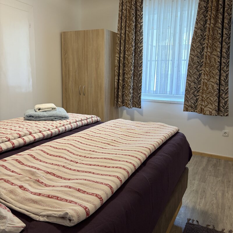 Schlafzimmer Holler mit Boxspringbett, Schrank und Klimaanlage im Langerhof Hannersdorf Suedburgenland