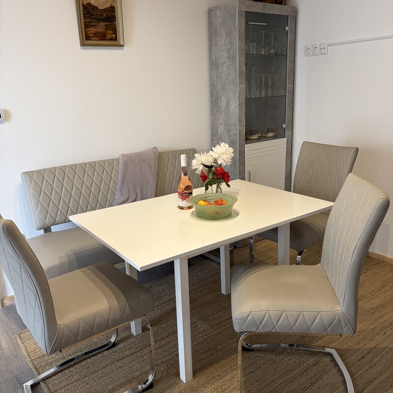 Essplatz Wohnung Holler mit Vitrine im Langerhof Hannersdorf Suedburgenland