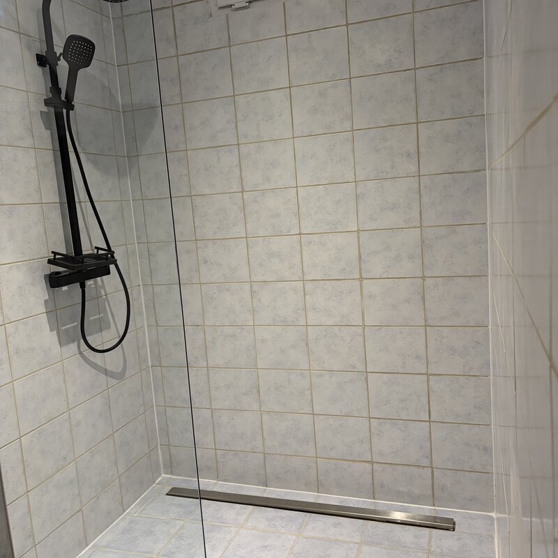 Begehbare Regendusche im Bad der Wohnung Holler mit Infrarotheizung im Langerhof Hannersdorf Suedburgenland