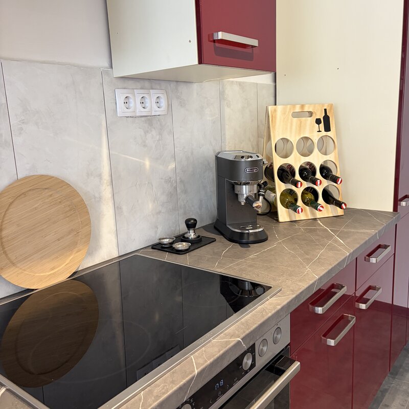 Küche der Wohnung Dost mit Ceranfeld, Espressomaschine, Weinauswahl im Langerhof, Hannersdorf Suedburgenland